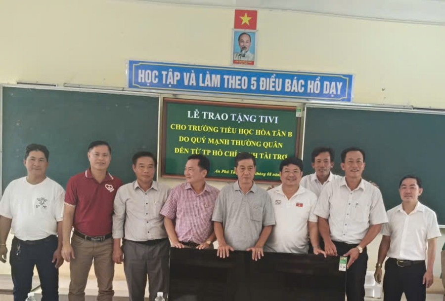 Mạnh Thường Quân TP, Hồ Chí Minh trao tặng 5 Tivi thông minh 65 inch trị giá khoảng 80 triệu đồng