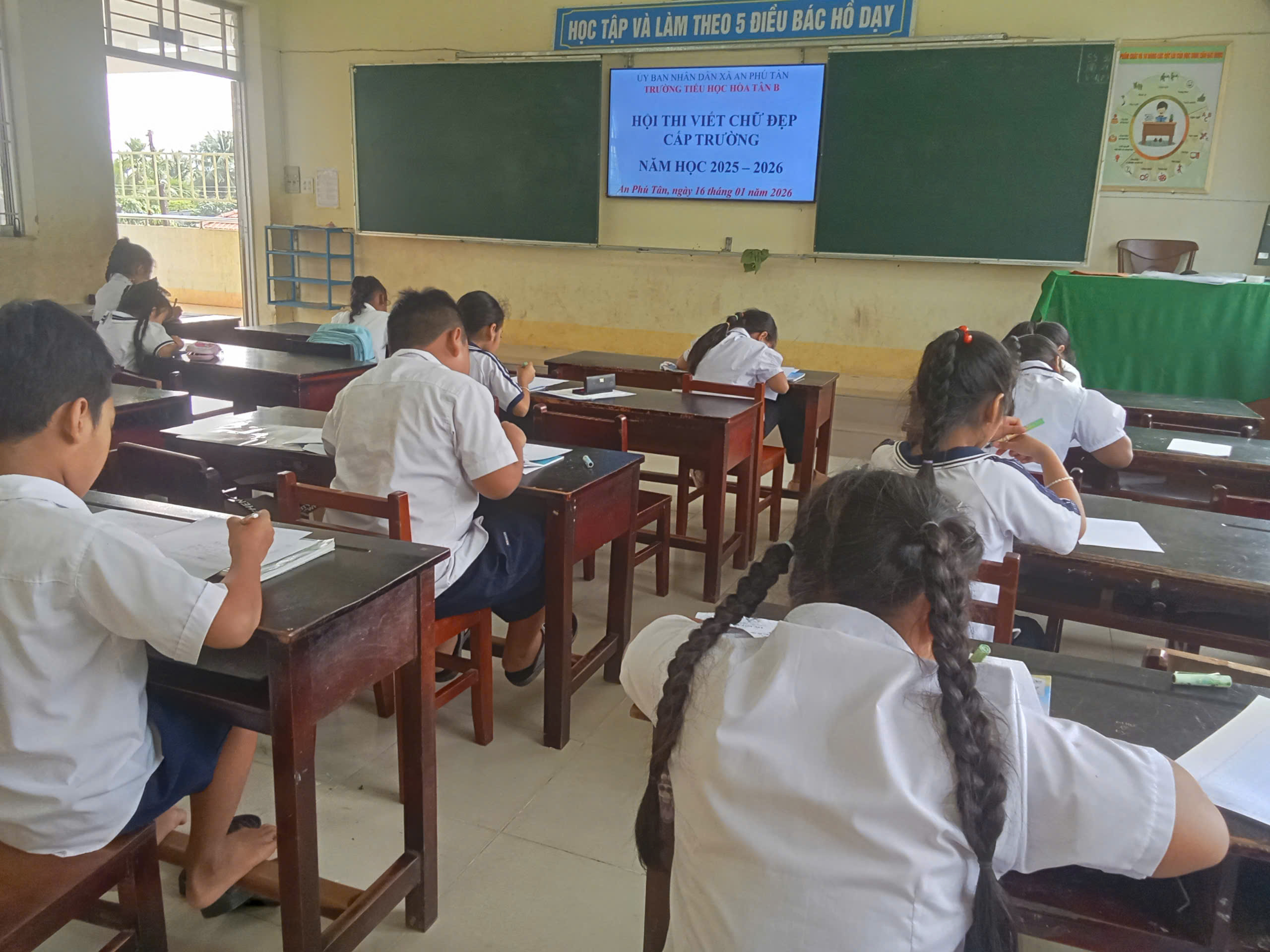 TỔ CHỨC HỘI THI VIẾT CHỮ ĐẸP CẤP TRƯỜNG NĂM HỌC 2025 -2026